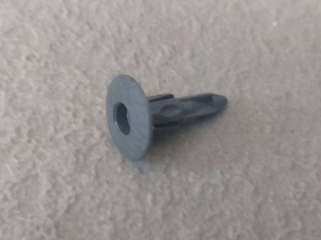 E25キャラバン(いすゞコモ)のドアトリムクリップ(中央を押して引き抜くタイプ)