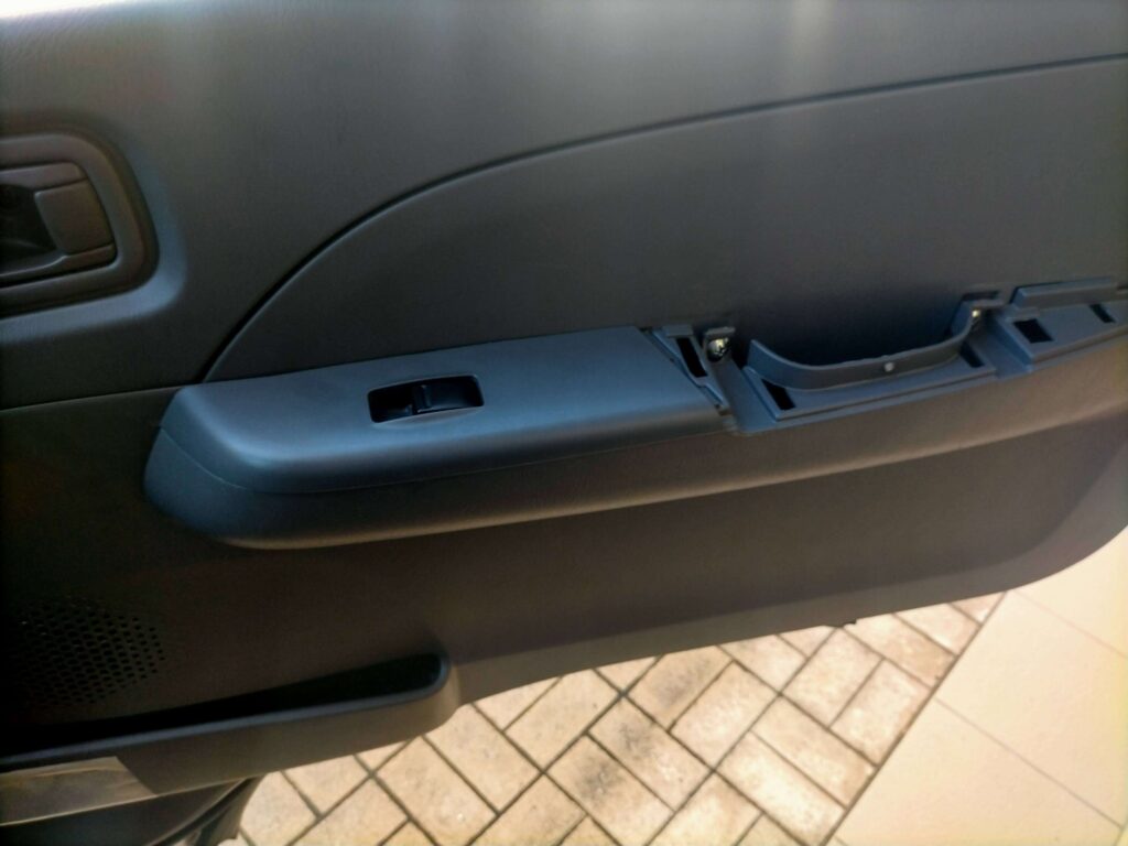 E25キャラバンのパワーウィンドウスイッチ部カバー（別角度）