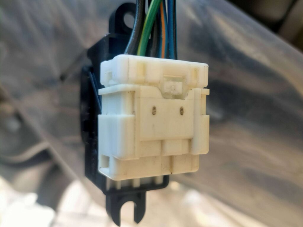 E25キャラバン(いすゞコモ)のパワーウィンドウスイッチのカプラー