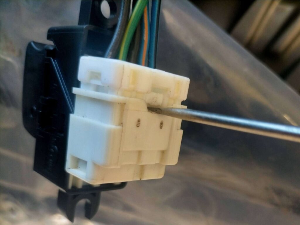 E25キャラバン(いすゞコモ)パワーウィンドウスイッチのカプラーを分解する作業(爪を外す)