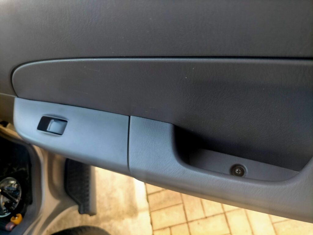 E25キャラバン（いすゞコモ）のパワーウィンドウスイッチ部カバー