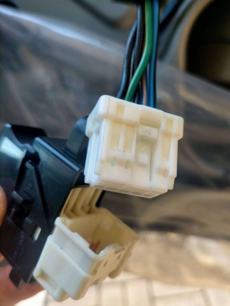 E25キャラバン(いすゞコモ)パワーウィンドウスイッチのカプラーを外した様子