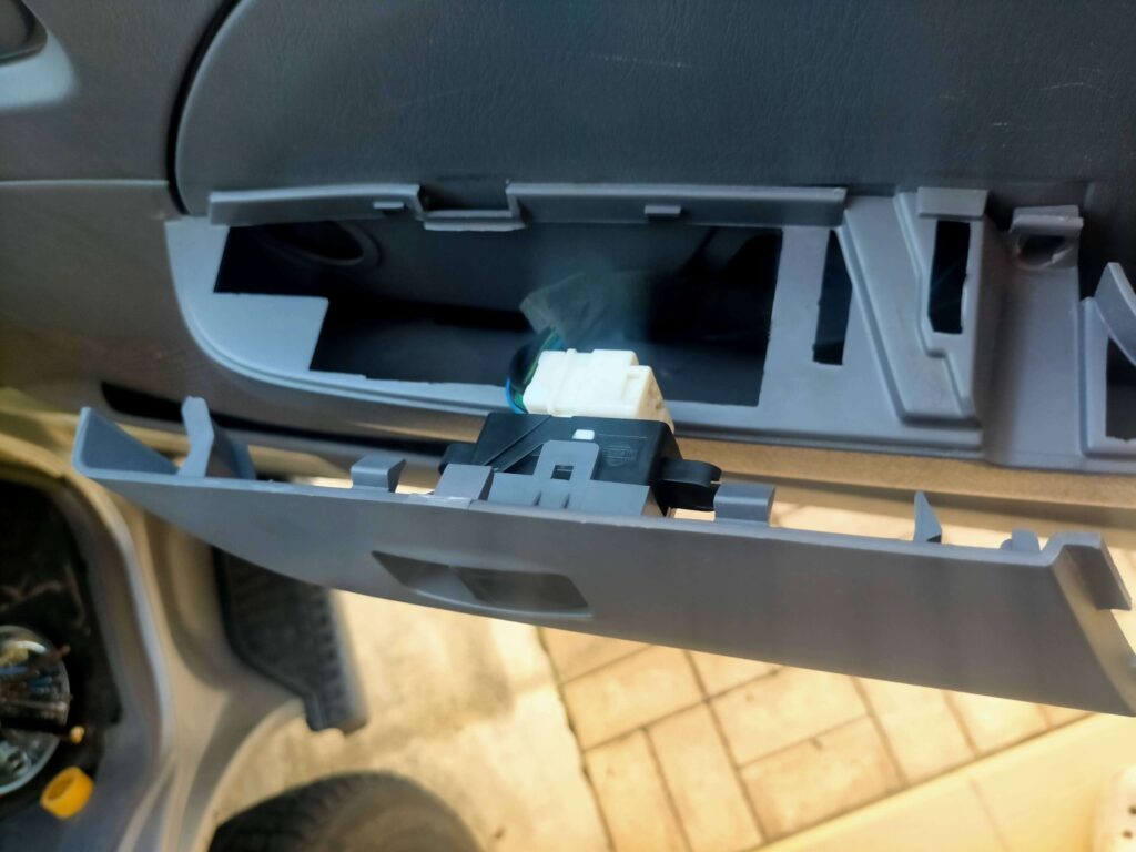 E25キャラバンのパワーウィンドウスイッチごとカバーを外した状態