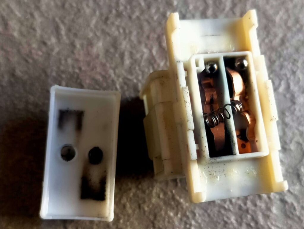 E25キャラバン(いすゞコモ)パワーウィンドウスイッチの内部構造(接点部分が見える状態)