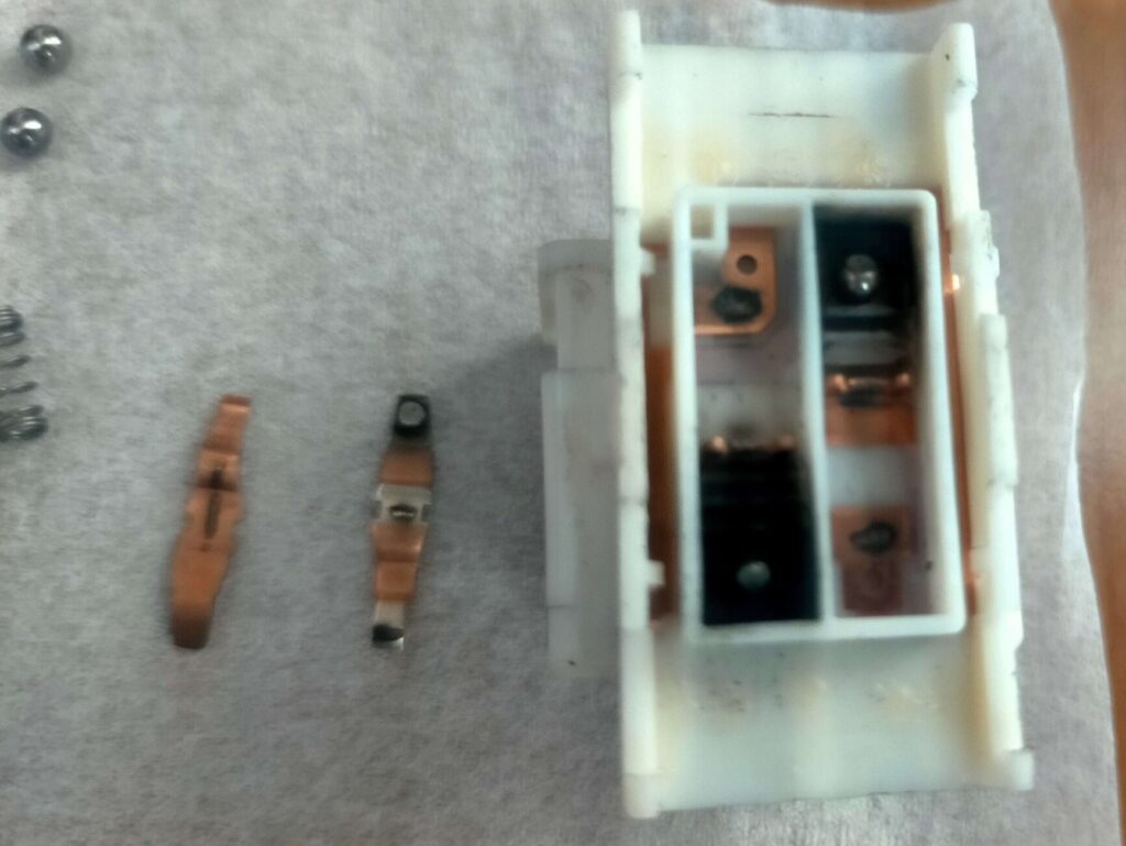 E25キャラバン(いすゞコモ)ワーウィンドウスイッチの内部構造(接点部分が見える状態)