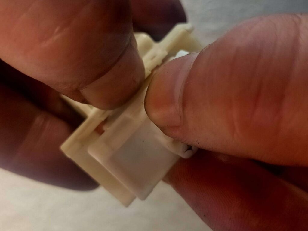 E25キャラバン(いすゞコモ)パワーウィンドウスイッチ清掃後の組み立て作業(スライドパーツと接点部を合体)