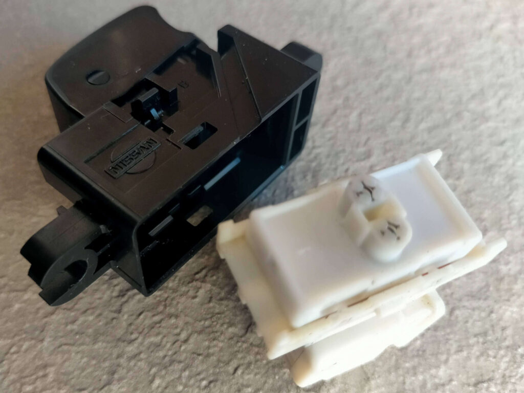 E25キャラバン(いすゞコモ)パワーウィンドウスイッチの爪を外して分解した様子