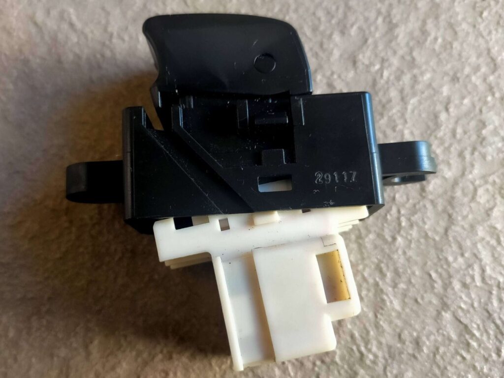 E25キャラバン(いすゞコモ)パワーウィンドウスイッチを分解する作業(爪を外す)