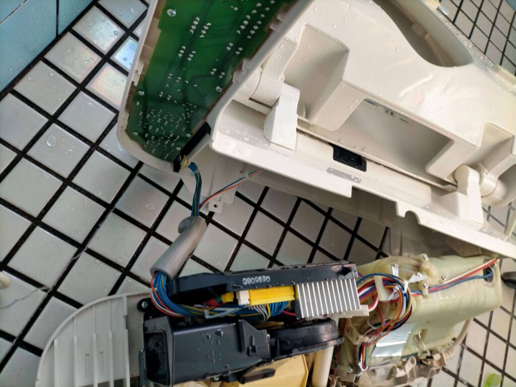 ウォシュレットの操作パネル基板、メイン基板、脱臭ユニット、温水タンク
