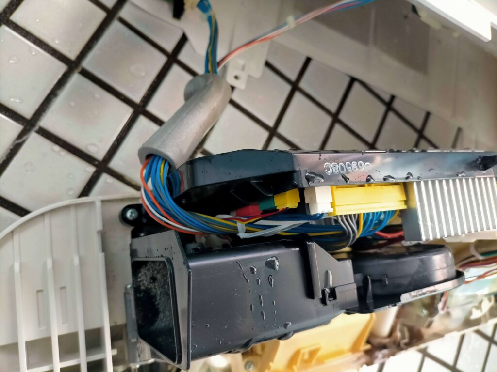 ウォシュレットのメイン基板、脱臭ファン、消臭フィルター、排出口