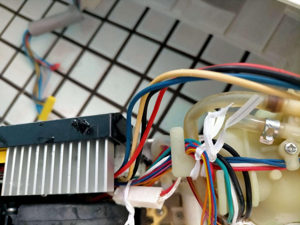 ウォシュレットのメイン基板から温水タンクへの配線