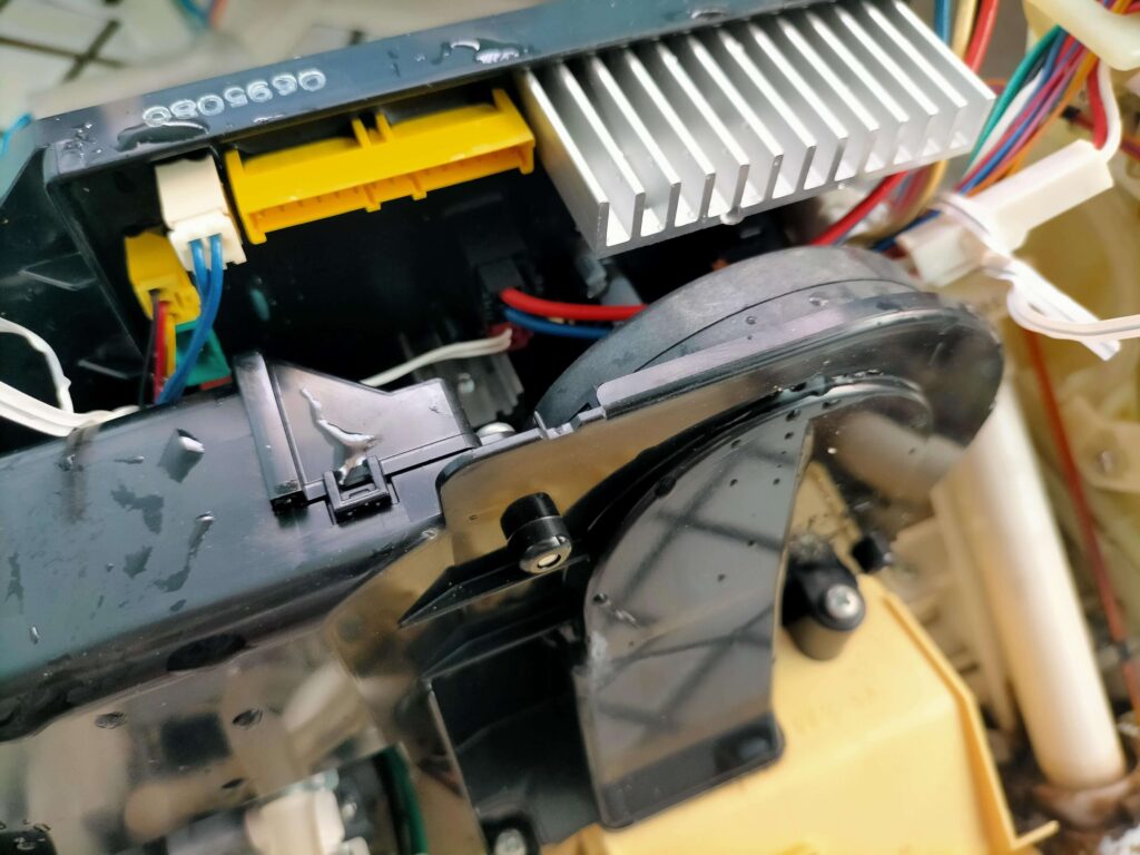 ウォシュレットのメイン基板、脱臭ファン別角度から