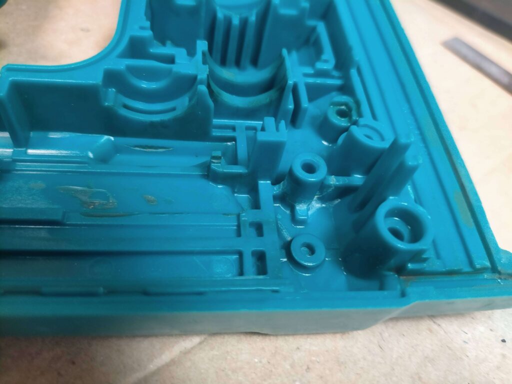 折れた部品を洗浄後アセトンで溶着（強度復活）