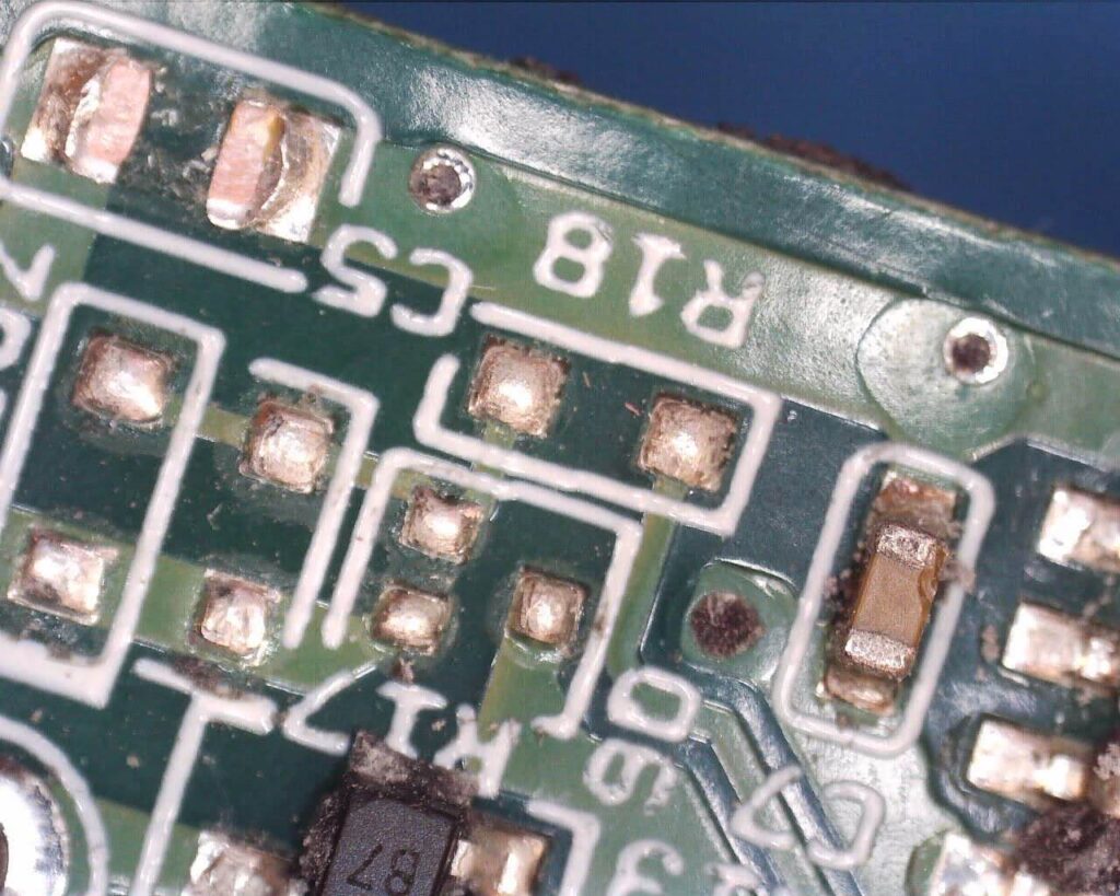 剥がれたC5コンデンサ部分とC7コンデンサ40pF（外損あり容量確認済み）