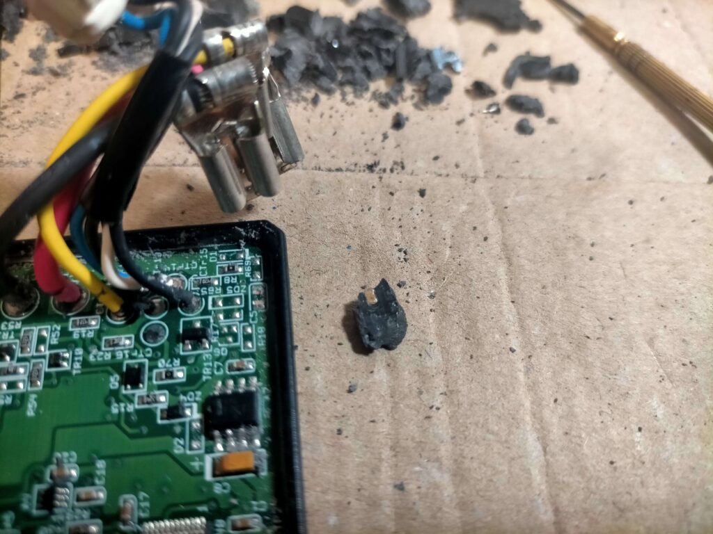 樹脂ポッティングと一緒に外れたC5チップコンデンサ40pF（サイズ0603/1608M）