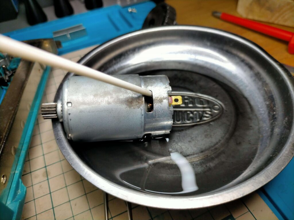 パーツクリーナーを使用したモーター内部の洗浄作業