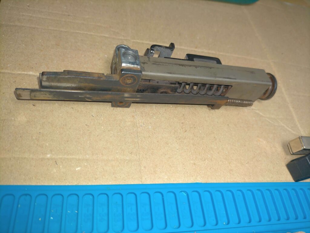 取り外したハンマーユニットとスプリングの背面