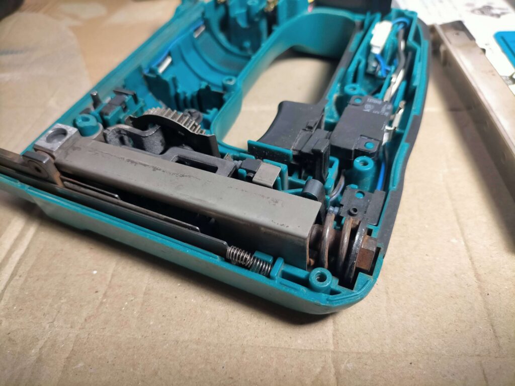 打ち込み機構の核心部、コンプレッションスプリングとハンマー（分解前）