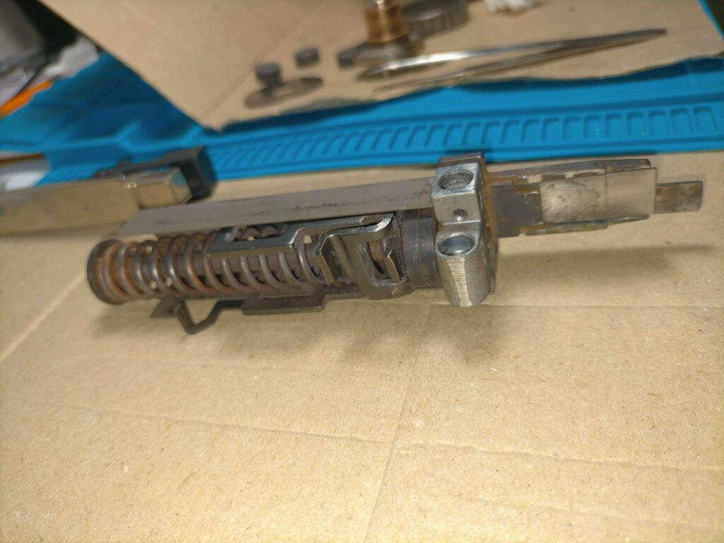 取り外したハンマーユニットとスプリングの腹面