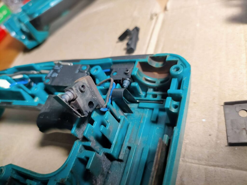 安全装置に関連するコンプレッションスプリングスイッチ