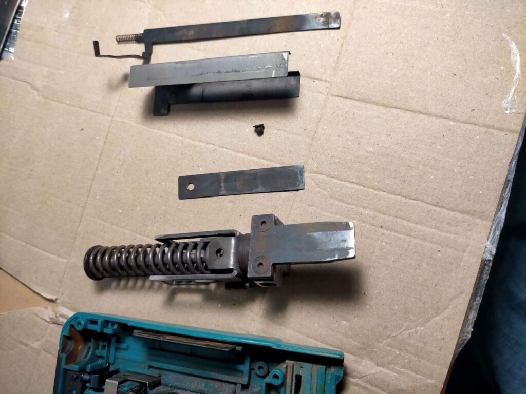 コンタクトアーム、ガイドプレート、ドライバ、スプリングの一式