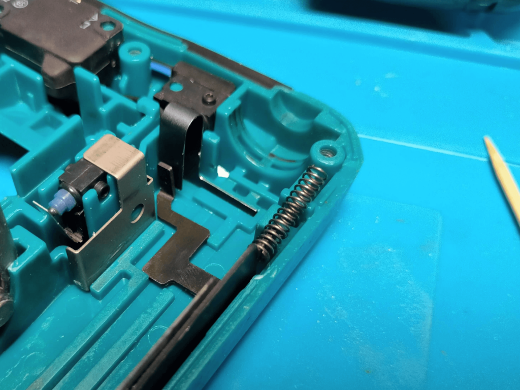 コンタクトアームとリーフスプリングの位置ずれに注意