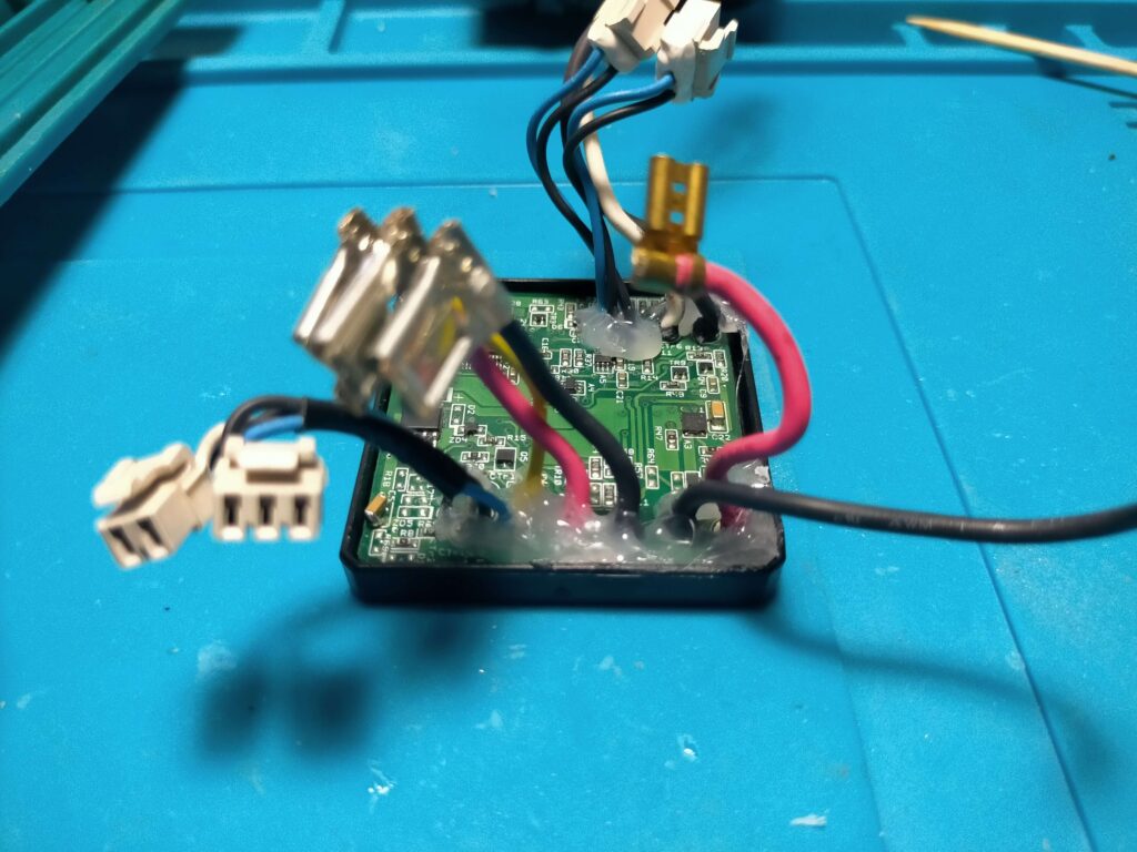 コントローラ基板ケーブルをグルーガンで固定