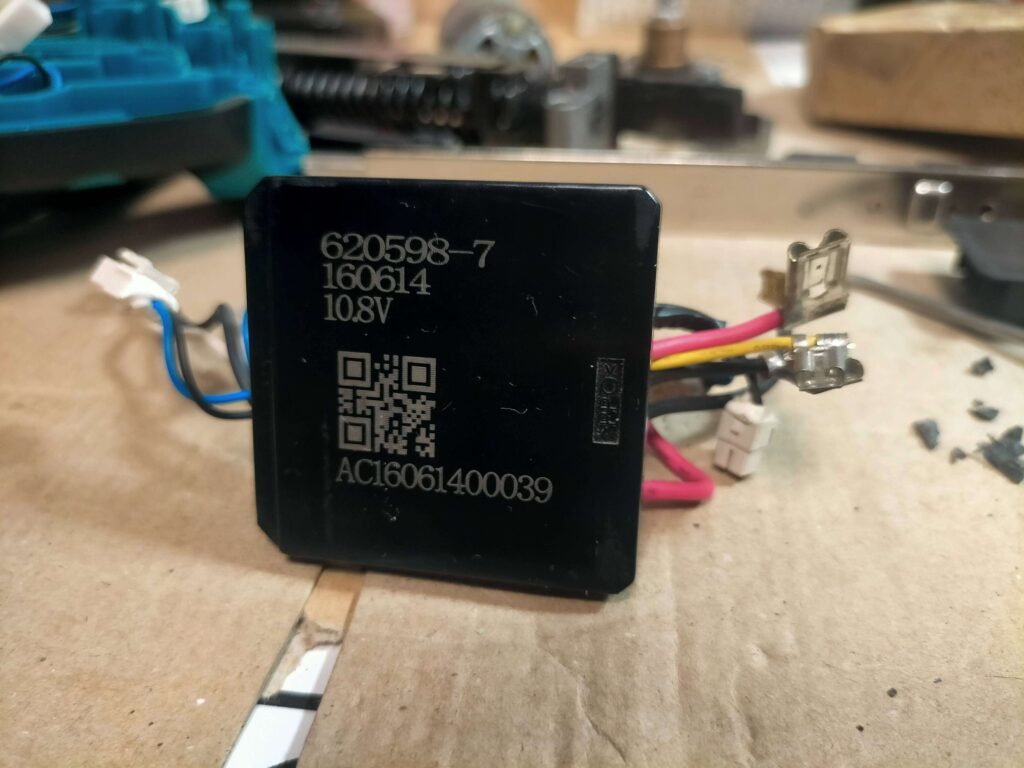 樹脂ポッティングで完全に覆われた分解前のコントローラ基板