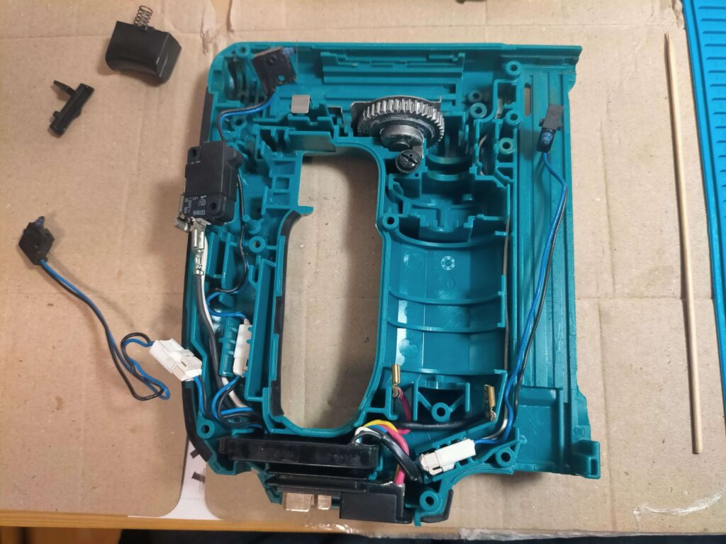 コントローラ・配線・スパーギヤをハウジングに組み込み