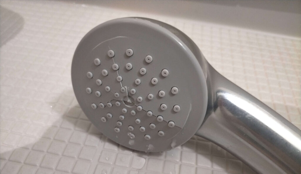 経年劣化によりプラスチック部分が割れてしまったLIXILシャワーヘッドの散水板