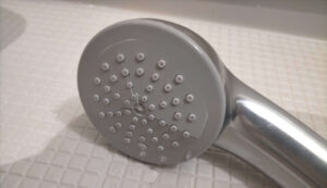 経年劣化によりプラスチック部分が割れてしまったLIXILシャワーヘッドの散水板