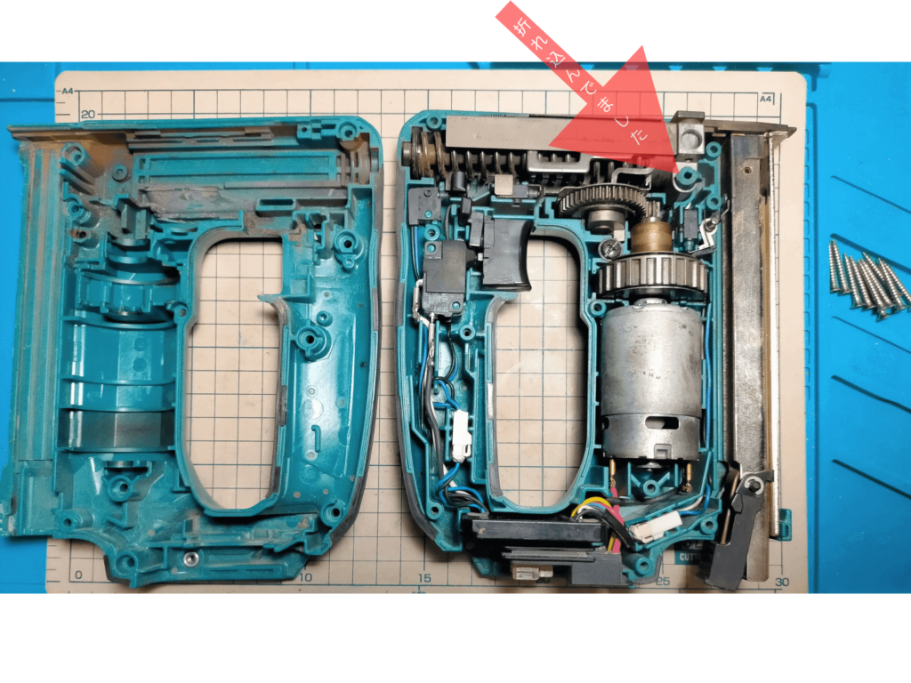 マキタST313Dのハウジング（外装）を分解して内部を確認する様子