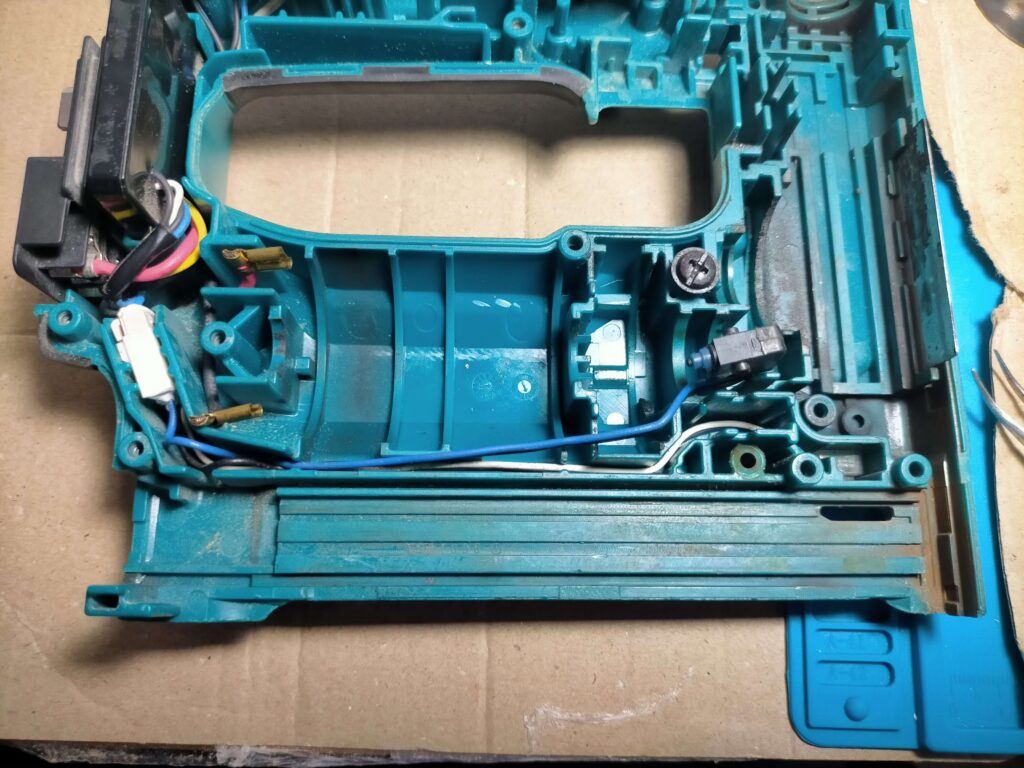 ステープル切れ検知スイッチと作業用LEDライトの配線