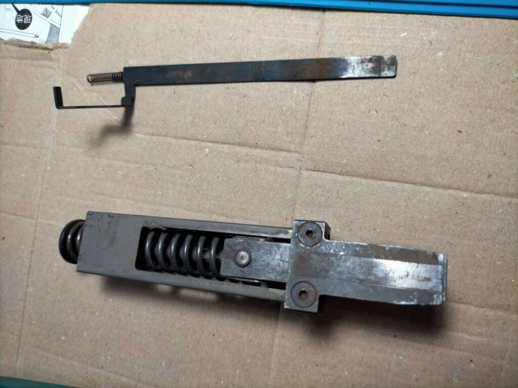 ドライバ（打ち込み棒）を固定している頭付きピン