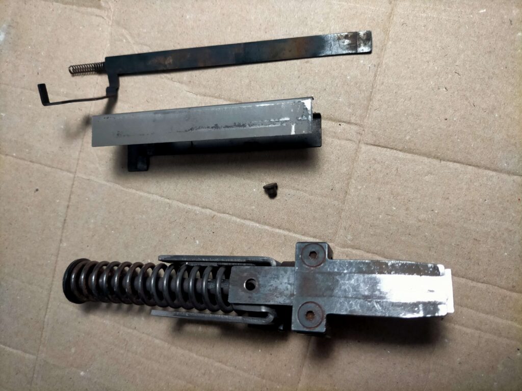 取り外された固定用の頭付きピン