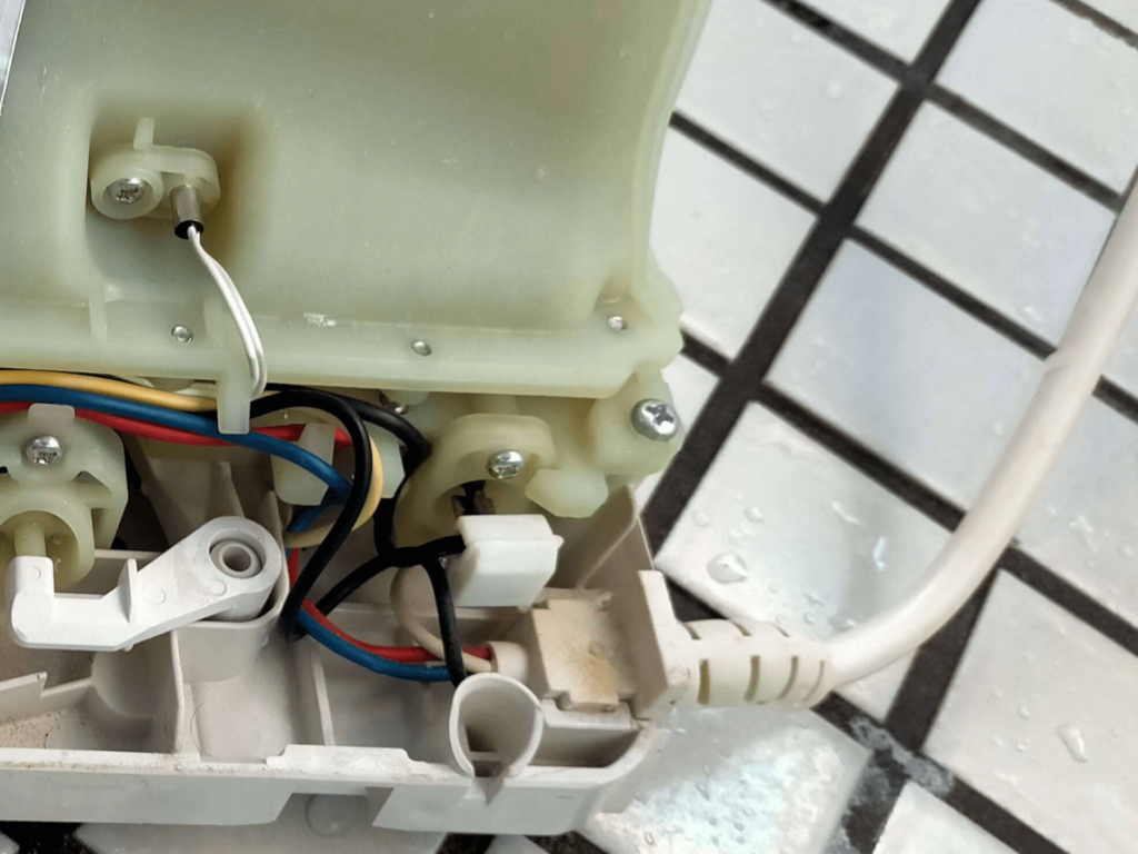 白2本ケーブルは温水タンク温度センサー・黒ケーブルはタンク内ヒーター・右白太ケーブルは便座ヒーター