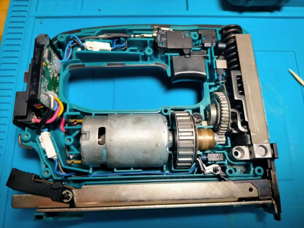 全部品組み込み後にハウジングを被せて完成