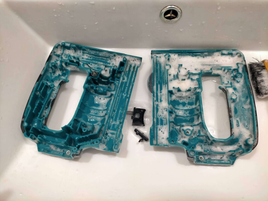 ハウジング類を中性洗剤で洗浄作業