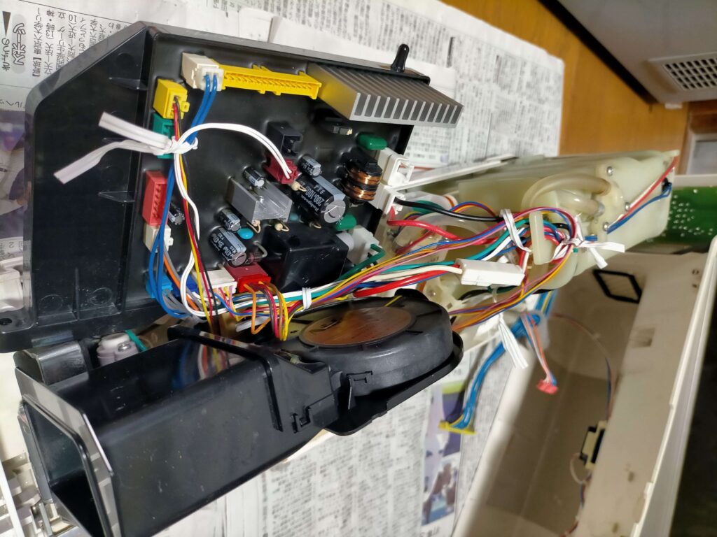 防水防汚のため黒い樹脂ポッティングされたTOTO ウォシュレットのメイン基板