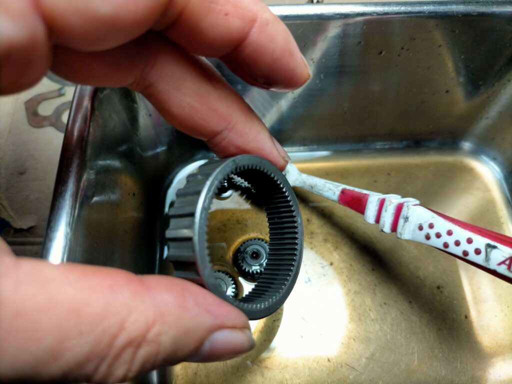 金属部品を溶剤洗浄（IPA）