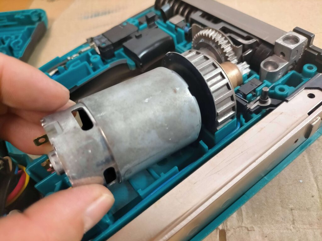 ケーブル接続後にモーターを組み込む（この順序が楽）