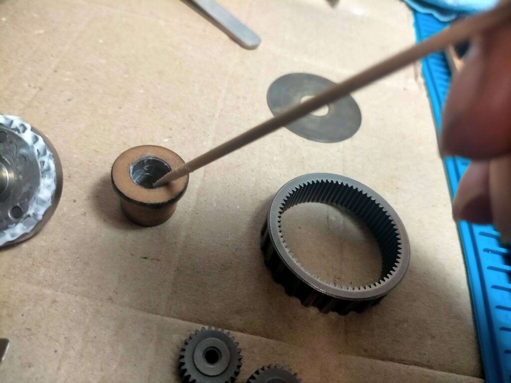 オイルレスベアリングにグリスアップ①