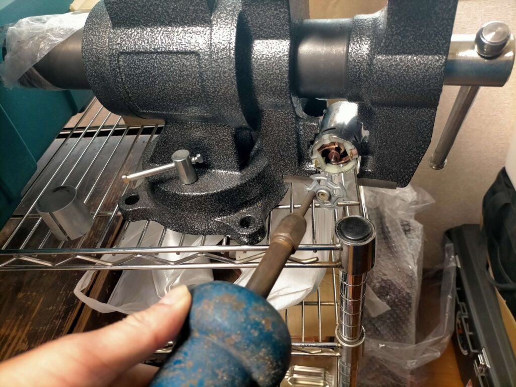 マイナスドライバーで直流モーターの蓋（エンドベル）を開ける