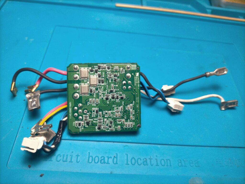 ポッティング樹脂を剥がし終えたPCB裏