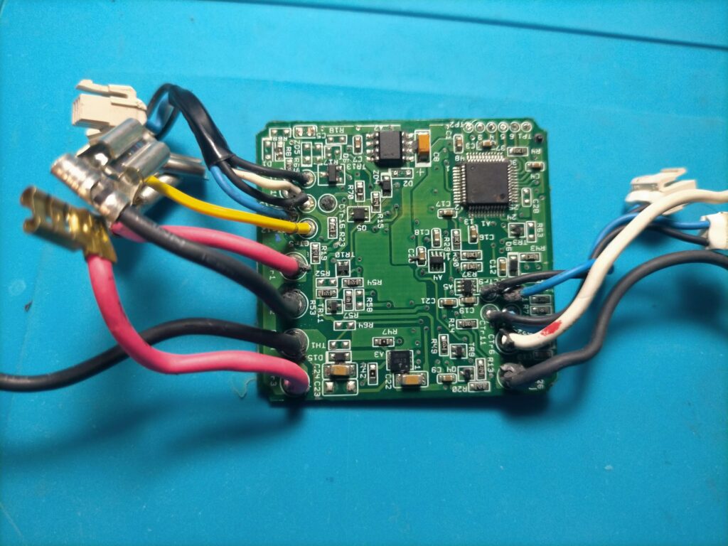 ポッティング樹脂を剥がし終えたPCB表