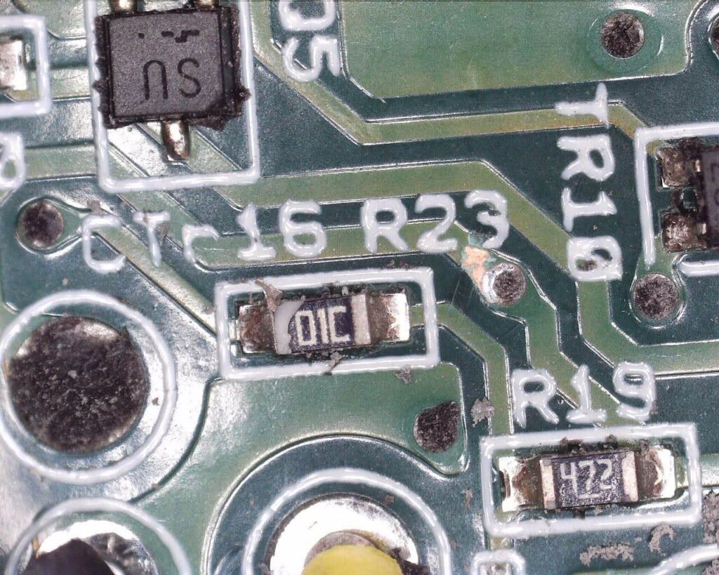 R23チップ抵抗（EIA-96コード表記「01C」10kΩ・許容誤差1%）