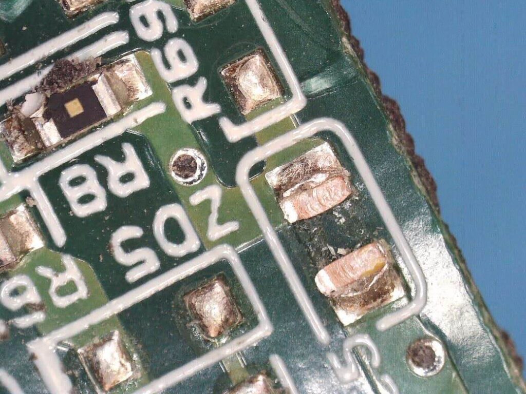 R8のチップ抵抗0Ω（ジャンパー抵抗・交換せず）