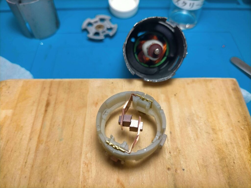 摩耗状態を確認するために取り外したカーボンブラシ