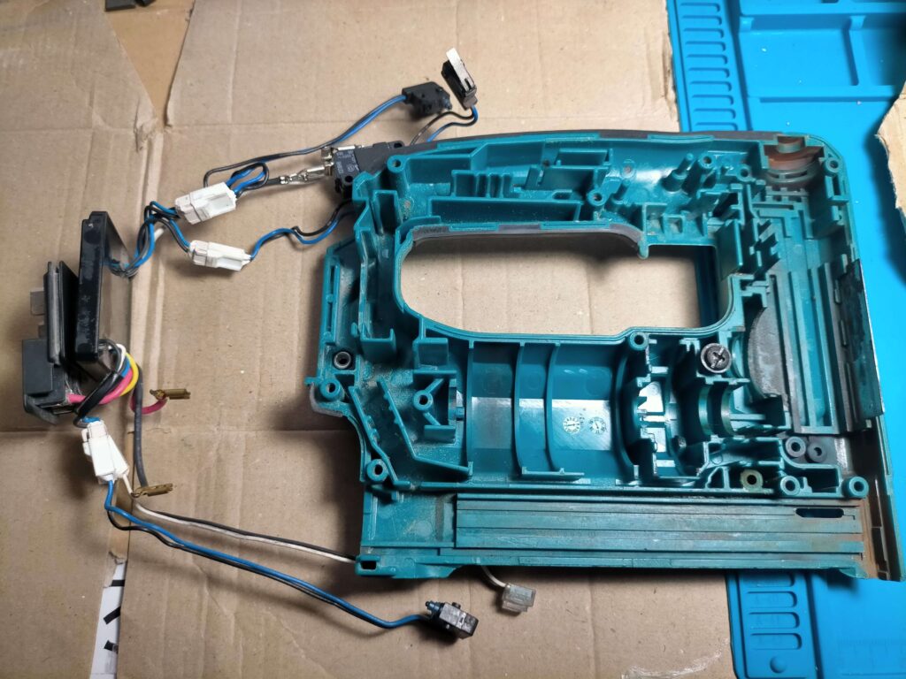 ハウジングから取り外されたコントローラ基板と配線ケーブル