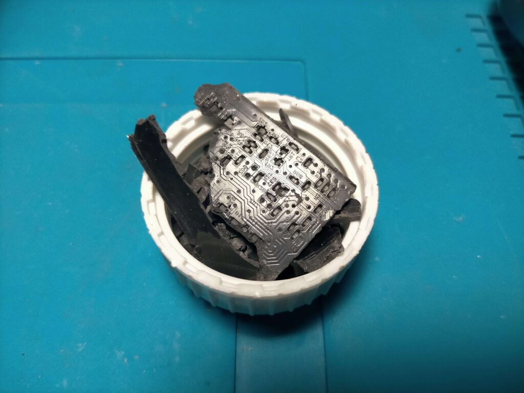 基板から剥がし取った大量のポッティング樹脂の残骸